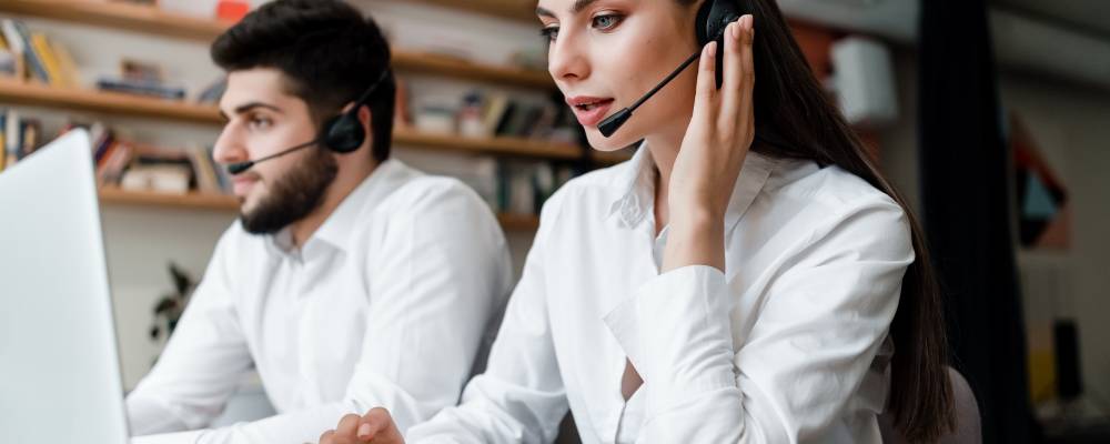 Munca în call-center, de la job studențesc, la un câștig de 8.000 lei...