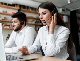 Munca în call-center, de la job studențesc, la un câștig de 8.000 lei...